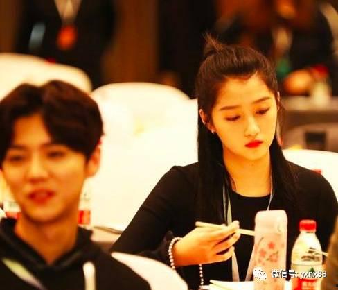 鹿晗关晓彤让娱乐圈吃瓜